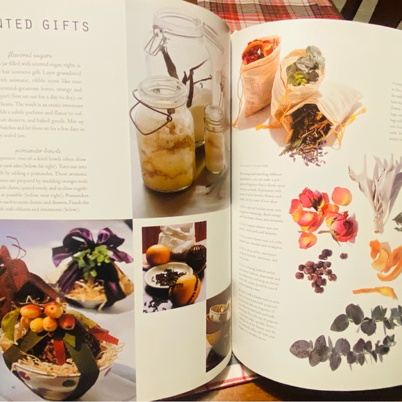 Best of Martha Stewart Living, Handmade Christmas. Hard cover book. 143 pages - Picture 4 of 6